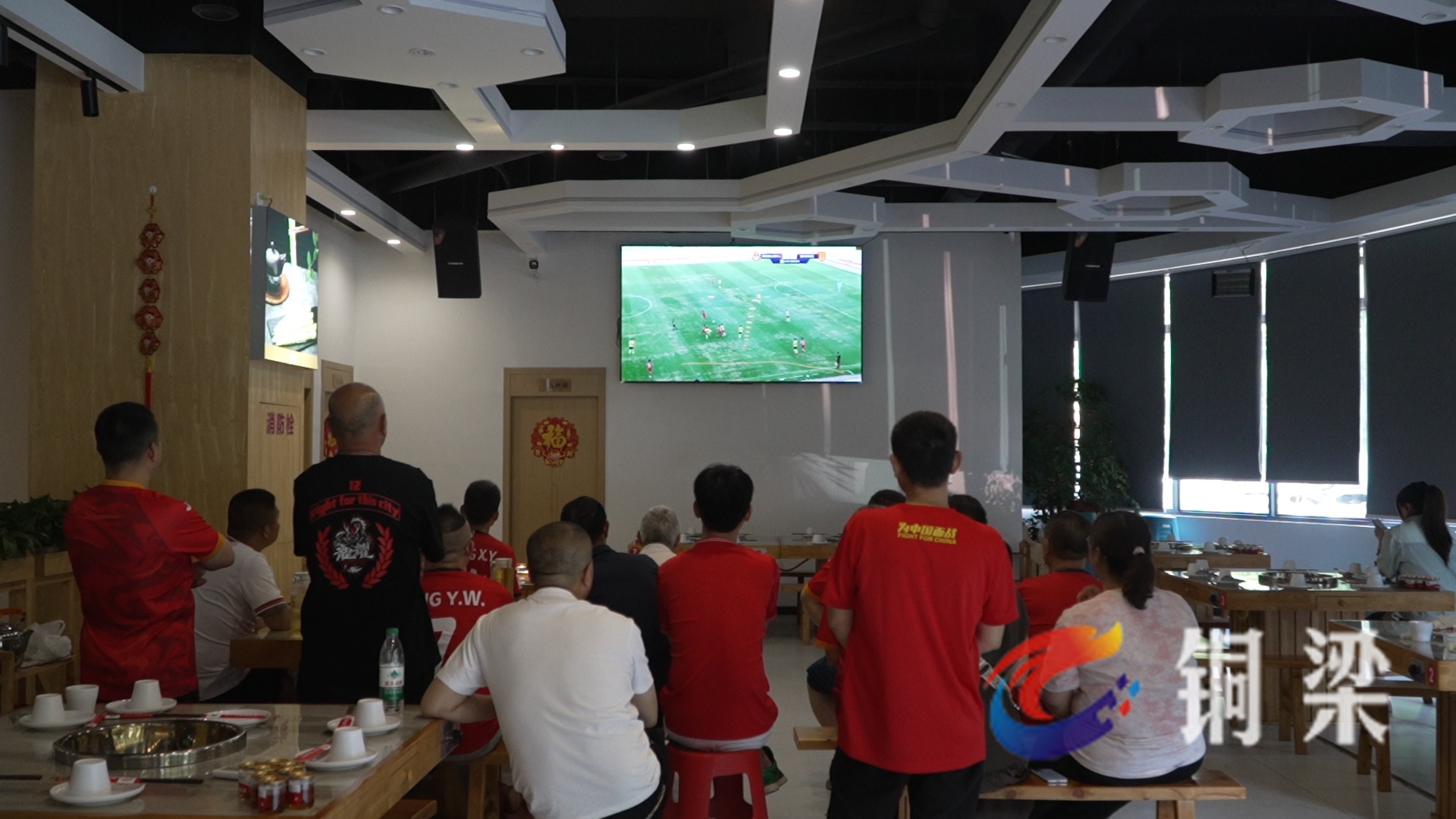 【现场气氛火爆】球迷疯狂助威点燃比赛激情的简单介绍 【现场气氛火爆】球迷疯狂助威点燃比赛激情的简单介绍