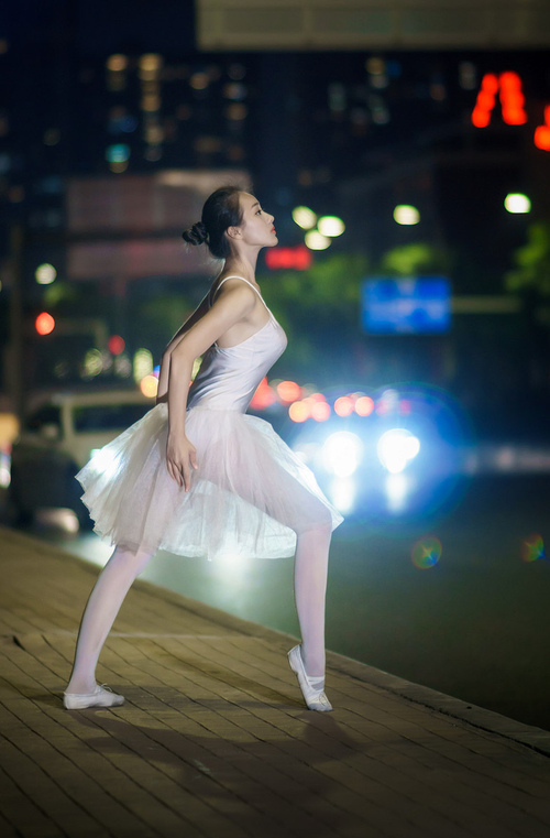 _花样滑冰世界锦标赛：精彩绝伦的技艺展示_，花样滑冰世锦赛现场,伴随着音乐的高潮