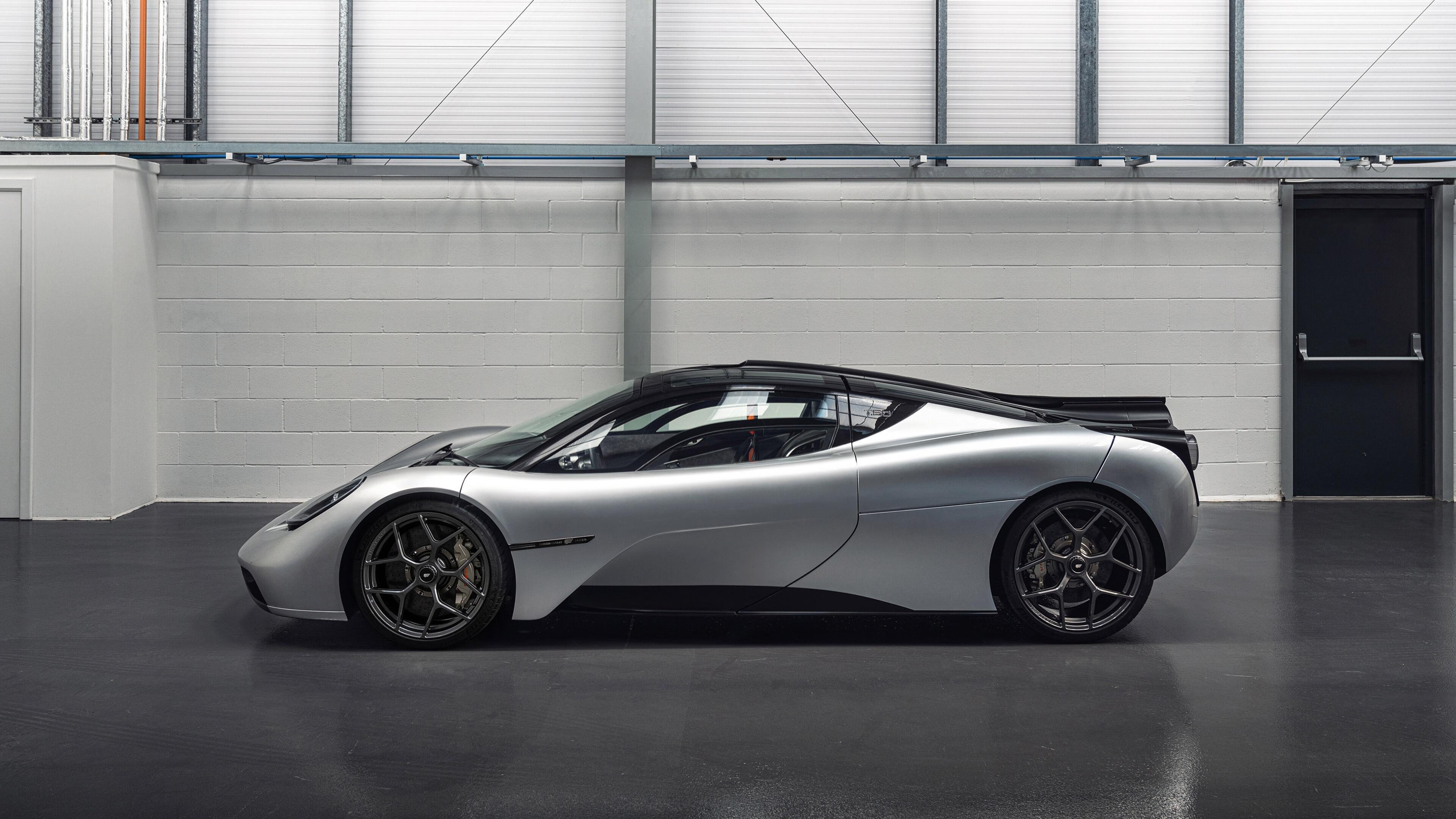 逆境中逆袭的“魔幻团队”:他们的传奇故事,魔幻队员