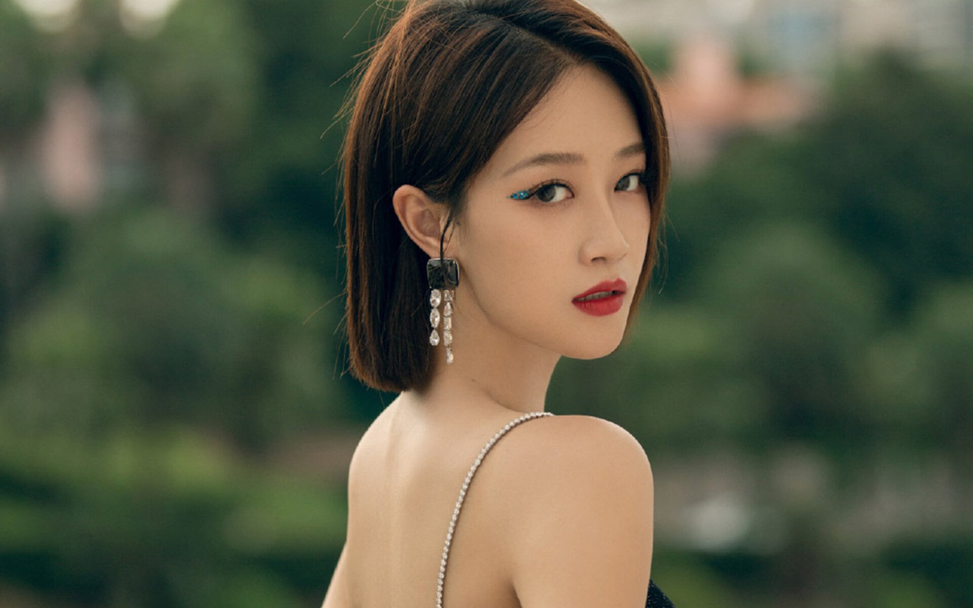 最新足球资讯:女子赛事中的惊险一幕!,女子足球赛视频